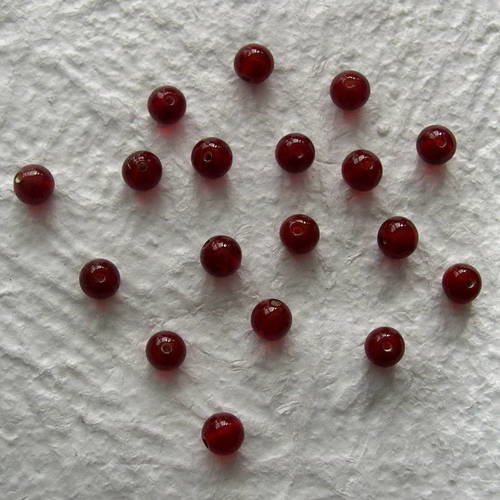 Lot de 18 perles en verre rouges 10 mm. 