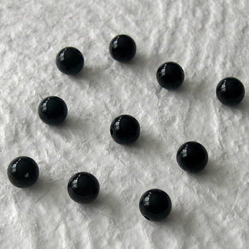 Lot de 10 perles synthétiques noires rondes 10 mm. 
