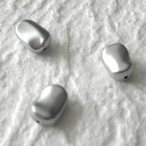 Lot de 3 perles synthétiques forme irrégulière 15x10x5 mm. 