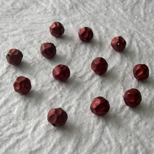 Lot de 12 perles synthétiques rondes forme irrégulière 10 mm. 