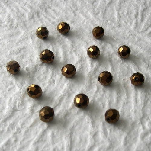 Lot de 14 perles synthétiques rondes à facettes  10 mm. 