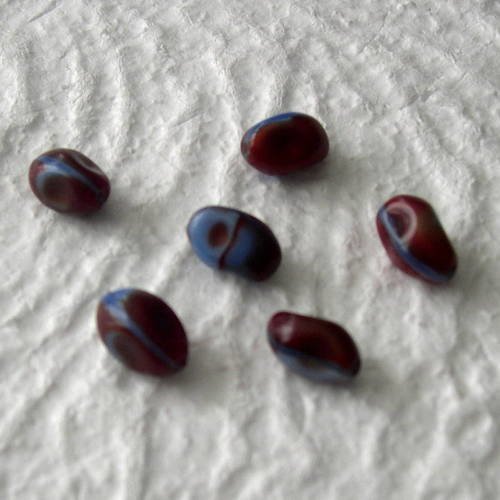 Lot de 6 perles synthétiques forme irrégulière 12x6 mm. 