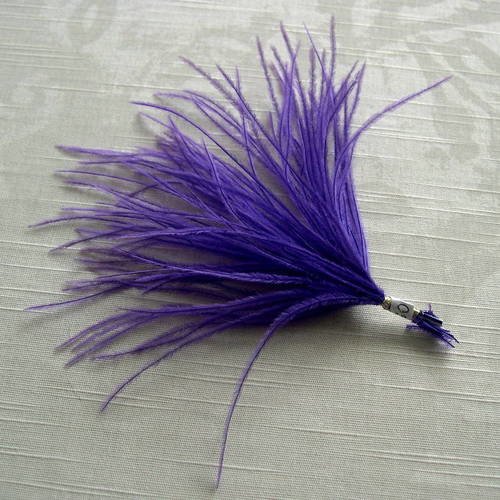 Lot n° 411 - plumes d'autruche de couleur violet 