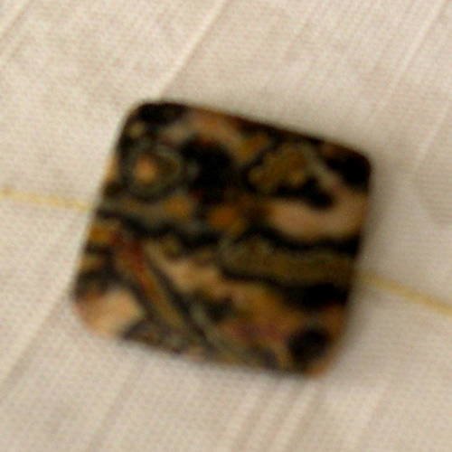 Grande perle  carrée plate de jaspe 2x2 cm. 