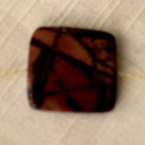 Grande perle  carrée plate de jaspe 2x2 cm. 