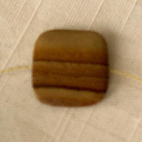 Grande perle  carrée plate de jaspe 2x2 cm. 