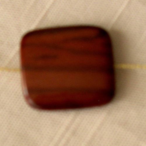 Grande perle  carrée plate de jaspe 2x2 cm. 
