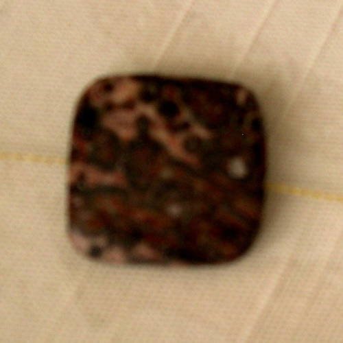 Grande perle  carrée plate de jaspe 2x2 cm. 