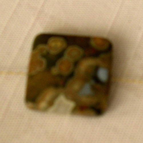 Grande perle  carrée plate de jaspe 2x2 cm. 