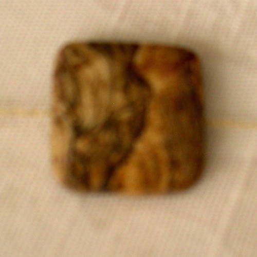 Grande perle  carrée plate de jaspe 2x2 cm. 