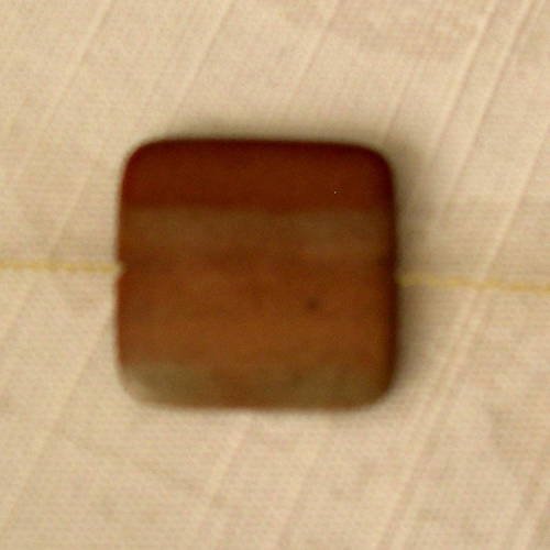 Grande perle  carrée plate de jaspe 2x2 cm. 