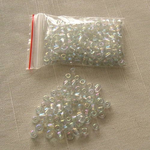Lot de 10g. de grosses perles de rocaille 4 mm. transparentes à l'effet nacré