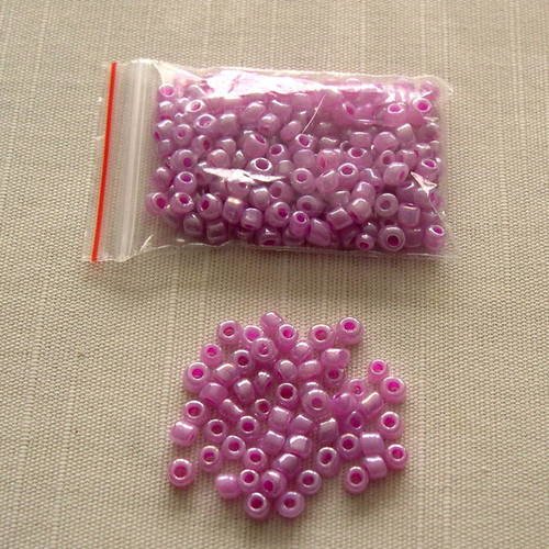 Lot de 10g. de grosses perles de rocaille 4 mm. roses