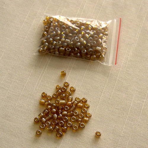 Lot de 10g. de grosses perles de rocaille 4 mm. beige