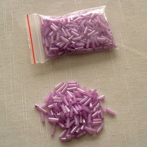 Lot de 10g. de perles de rocaille tubes mauves 