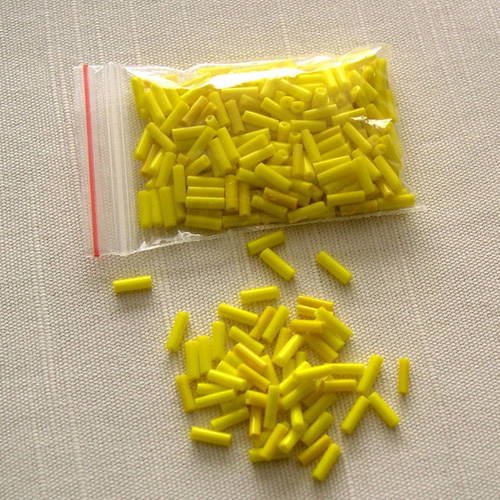 Lot de 10g. de perles de rocaille tubes jaunes 