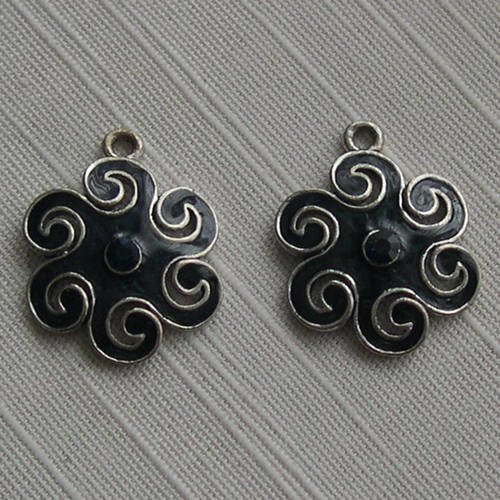 2 sequins en métal emaillés  en forme de fleur fantaisie 