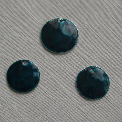 Trois sequins pendentifs en métal emaillé 
