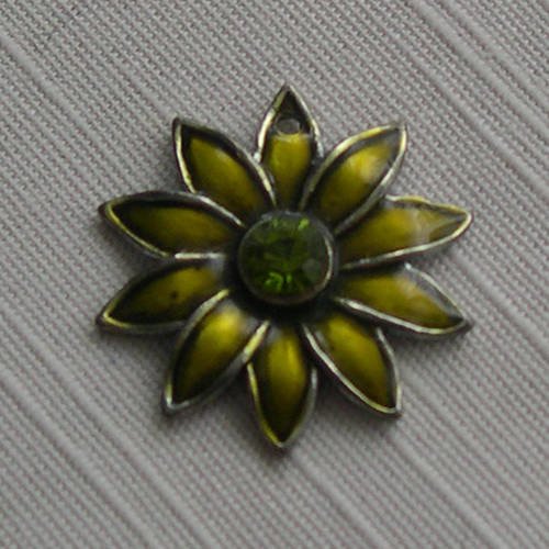 Sequin en métal emaillé en forme de fleur 