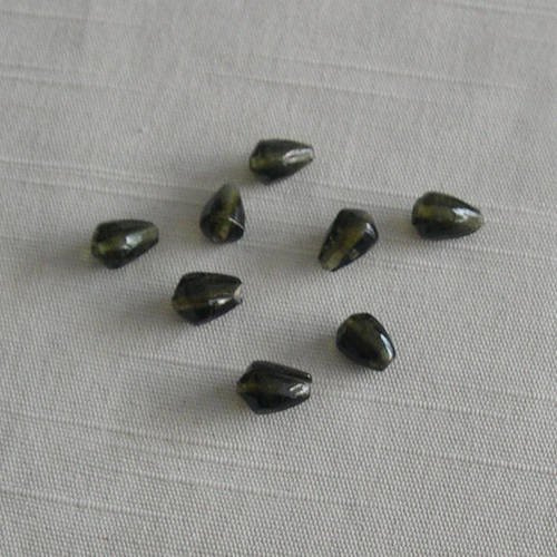 Lot de 8 perles gouttes de verre vert bouteille 10x6 mm. 