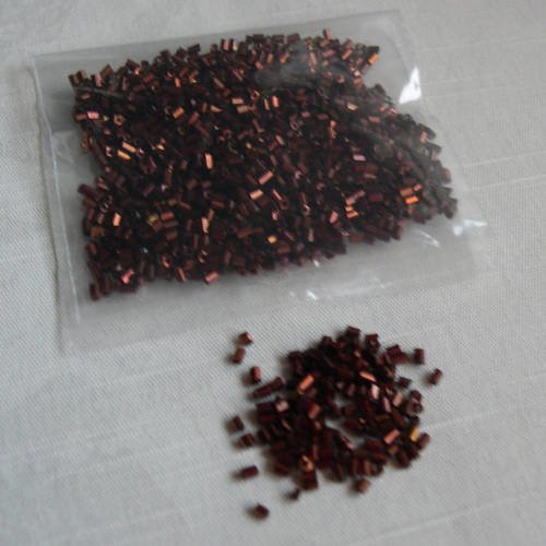 Lot de perles de rocaille  à l'effet métallisé petites tubes 2mm. 