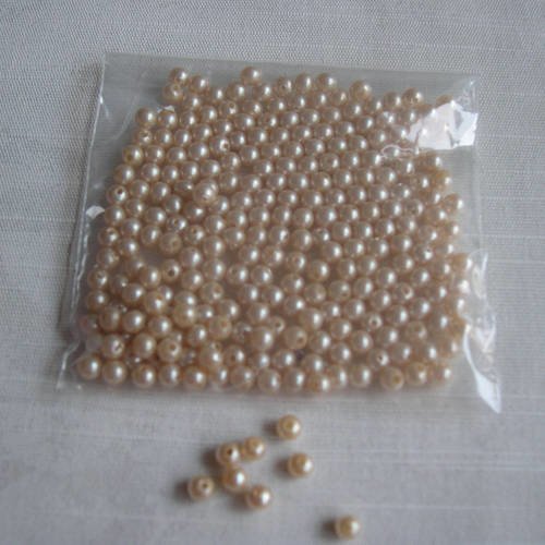 Lot de petites perles synthétiques beige 5 mm. 