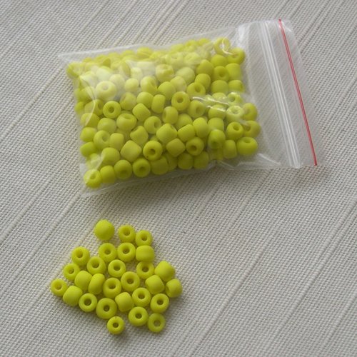 Lot de 10g. de grosses perles de rocaille 4 mm. jaunes