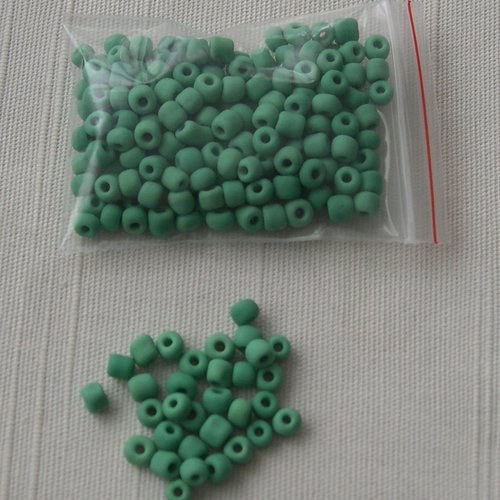 Lot de 10g. de grosses perles de rocaille 4 mm. vertes