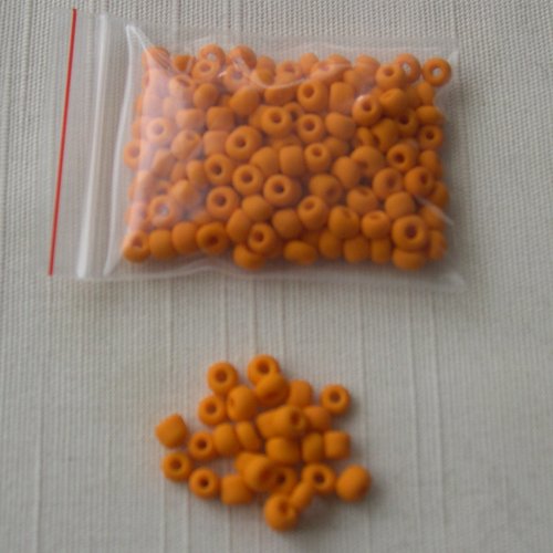 Lot de 10g. de grosses perles de rocaille 4 mm. oranges