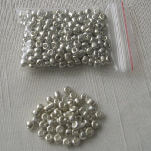 Lot de 10g. de grosses perles de rocaille 4 mm. argentées