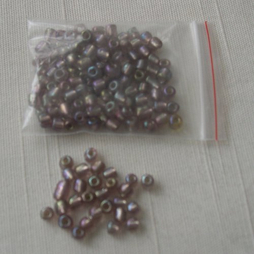 Lot de 10g. de grosses perles de rocaille 4 mm. mauves