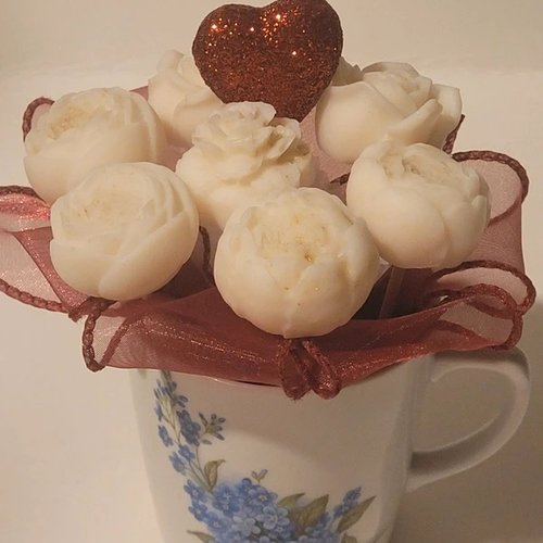 Tasse bouquet de fleurs de fondants parfumés blanc & or – vanille des îles, cire de coco bio