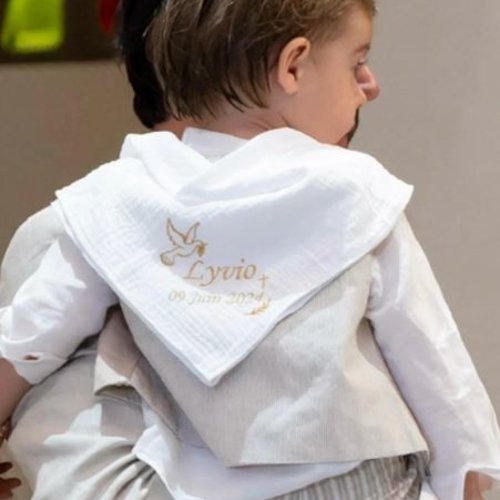 Châle,lange, mouchoir de baptême brodé personnalisé coeurs, coton, double gaze, satin, livraison gratuite