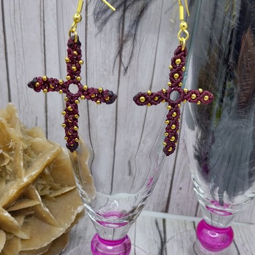 Boucle d'oreille croix perlée