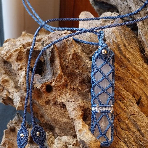 Pendentif en gyspe fibreux