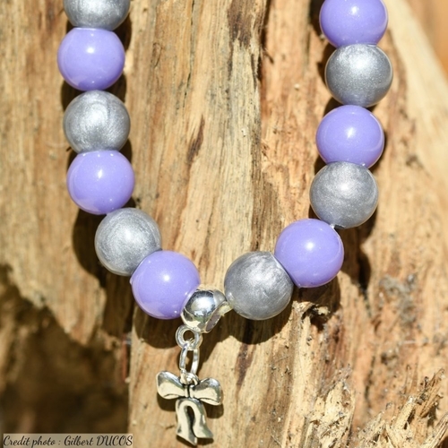 Bracelet de perles en résine violettes et grises avec breloque en acier inoxydable en forme de noeud