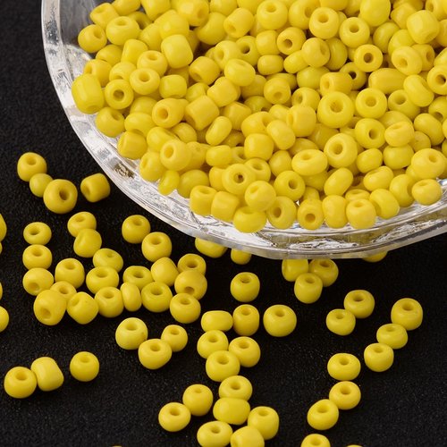 Perles de rocaille en verre opaque jaune 4mm trou: 1.5 mm (15gr)