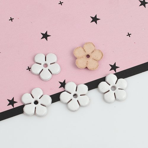 10 breloques petites fleurs en cuir 12 x 12mm blanc
