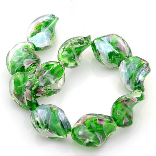 5 perles en verre torsadées verte motif fleur 20mm