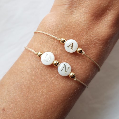 Bracelet perle(s) nacre initiale(s) et perles en plaqué or, cadeau femme