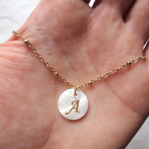 Collier initiale nacre et chaîne en acier inoxydable doré