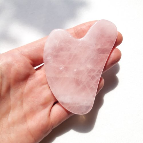 Gua sha en quartz rose et son bandeau de soin visage : kit de soin bien-être