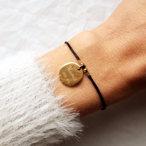 Bracelet personnalisé médaille gravée dorée sur cordon satin