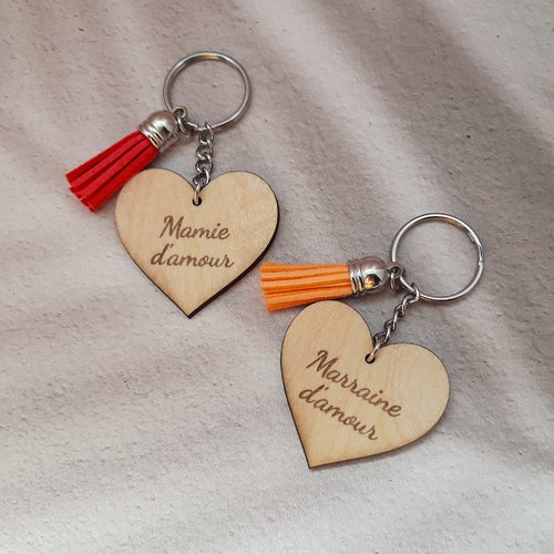 Porte-clés cœur en bois personnalisé et son pompon en suédine