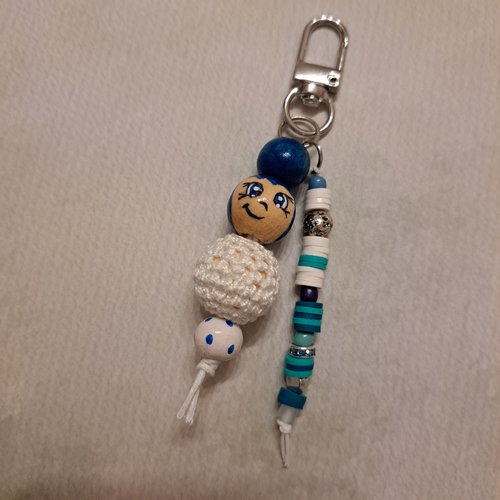 Porte clés poupée de perles en bois