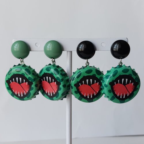 Boucles d'oreilles avec capsule "plante carnivore"