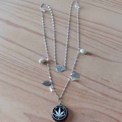Collier sautoir avec capsule "feuille"