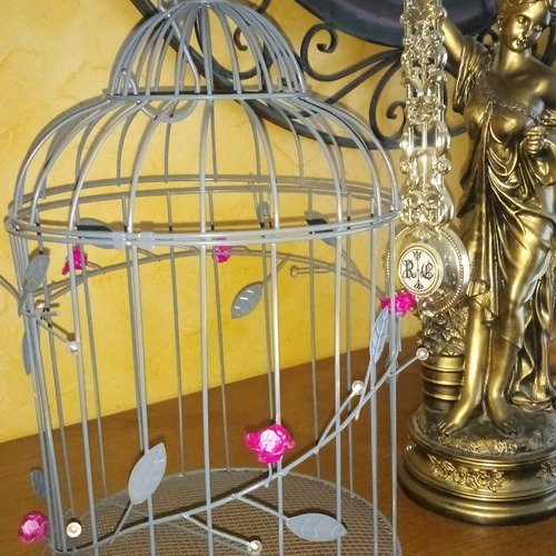 Cage à oiseaux en fer chinée avec ses fleurs et perles.