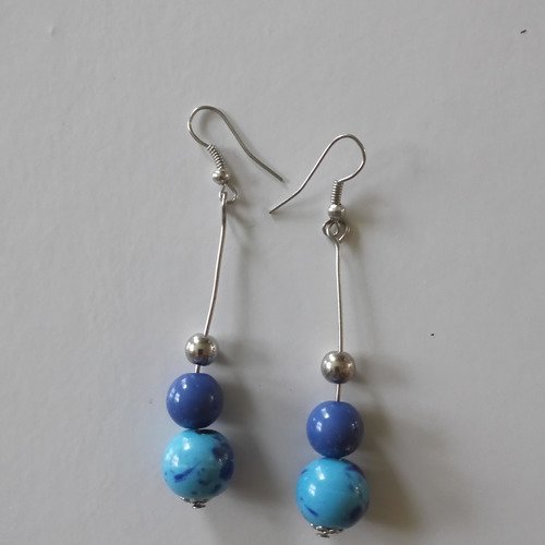 Boucles d'oreille perles en pâte polymère bleutées.