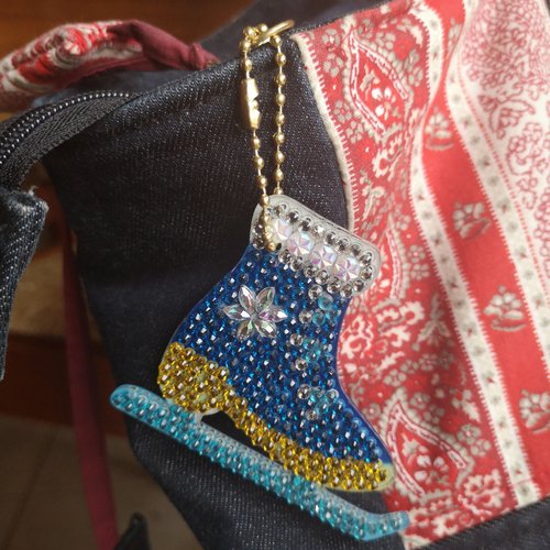 Porte-clés patin à glace /bijou de sac en perles de diamants 